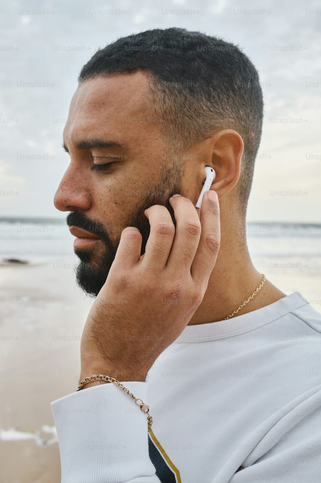 Airpods pro 2nd gen with anc, free magsafe powebank.